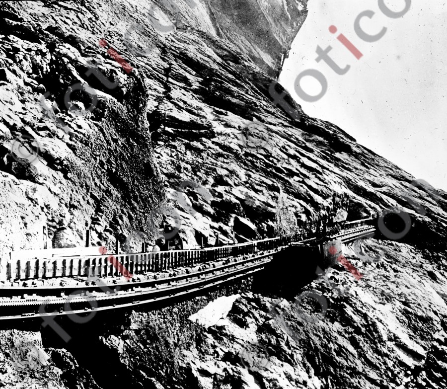 Pilatusbahn, an der Felswand | Pilatus Railway, the rock wall (foticon-simon-021-055-sw.jpg)